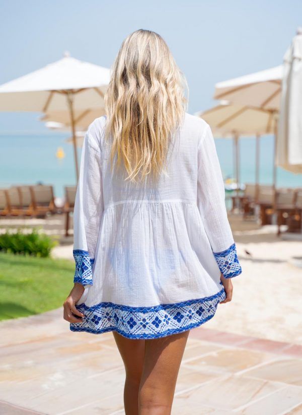 The Sara in kaftan in white & navy is made in fine crinkle cotton and features contrast embroidery. Part of the CAHA CAPO women's resortwear collection